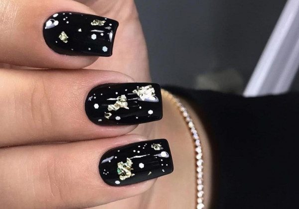 Найгарніший чорний манікюр на Новий рік 2022, який зачарує всіх