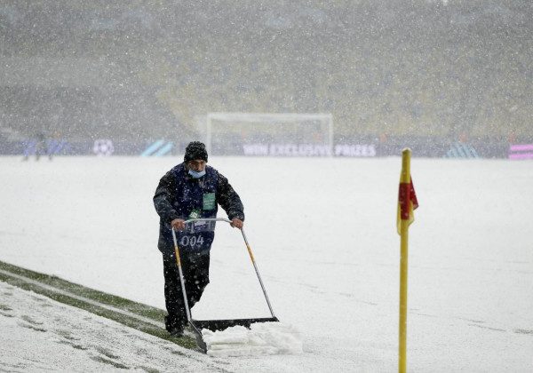 Кілометрові затори і сотні аварій: Київ потонув у снігу