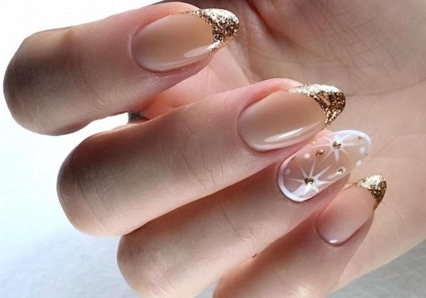 Найгарніший новорічний манікюр 2022 френч, який підкорить ваше серце
