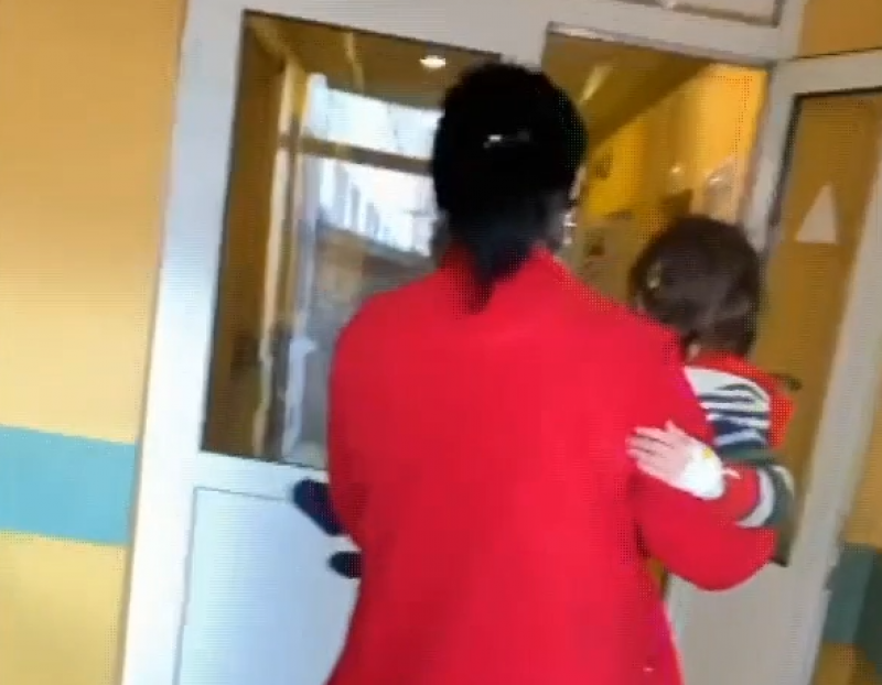 4-летней девочке соломорезкой истерзало руку: врачи четыре часа пришивали ей пальцы
