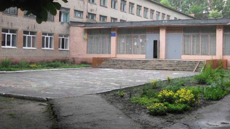 В Днепре мать школьника с сыном набросились на учительницу и избили ее ногами