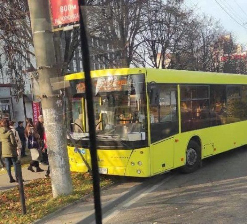 У Львові під час руху раптово помер водій маршрутки: автобус з пасажирами в'їхав у стовпи