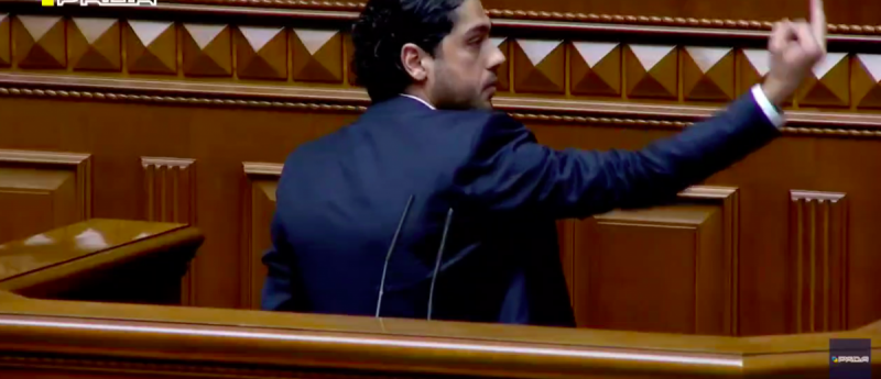 Экс-"слуга народа" Лерос показал "фак" Зеленскому с трибуны Рады