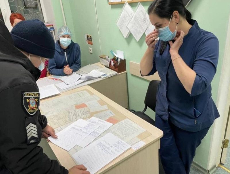 "Нас скоро сотрут в порошок": в Николаеве главврач рассказала о том, как на больницу напали родственники больной COVID-19