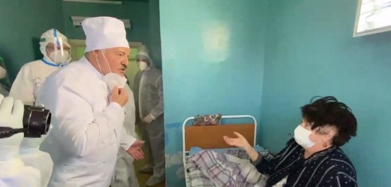 Лукашенко в белом костюме демонстративно снял маску перед больными в ковидной больнице