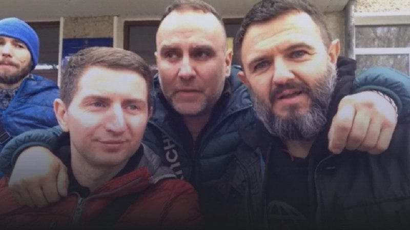 С кулаками против прививок: на Прикарпатье антивакцинаторы устроили погром в лицее