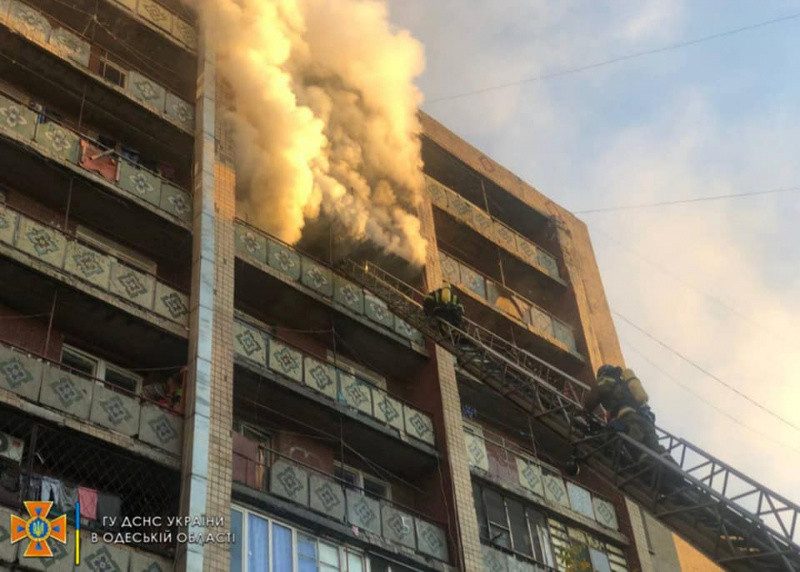 В Одессе вспыхнуло общежитие, беременную долго не могли эвакуировать