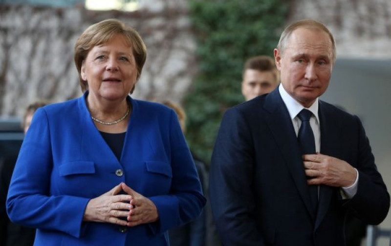 Путін поскаржився Меркель на "деструктивну політику" України