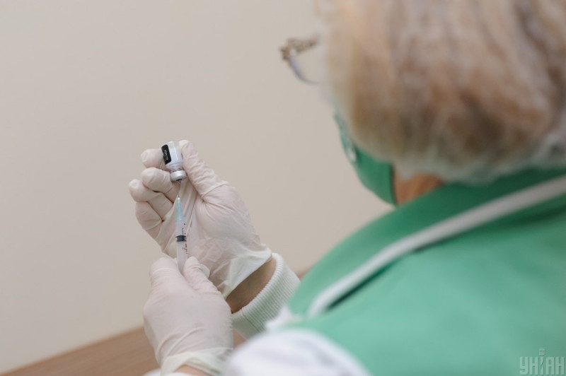 Каждый второй – привит от COVID-19 хотя бы одной дозой: Минздрав назвал регионы-лидеры по вакцинации