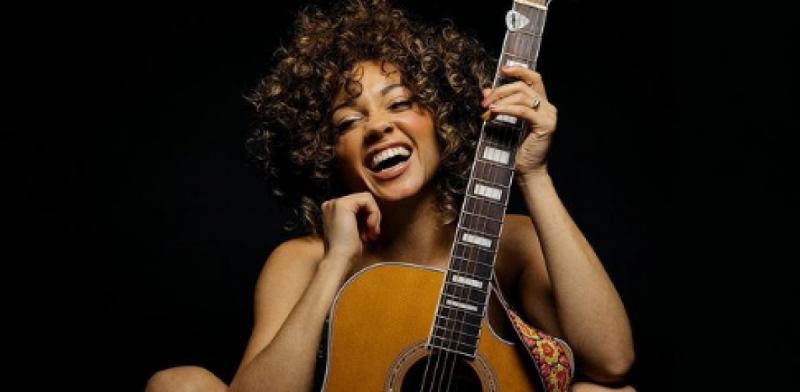 Американська співачка сходила по-маленькому на фаната під час концерту