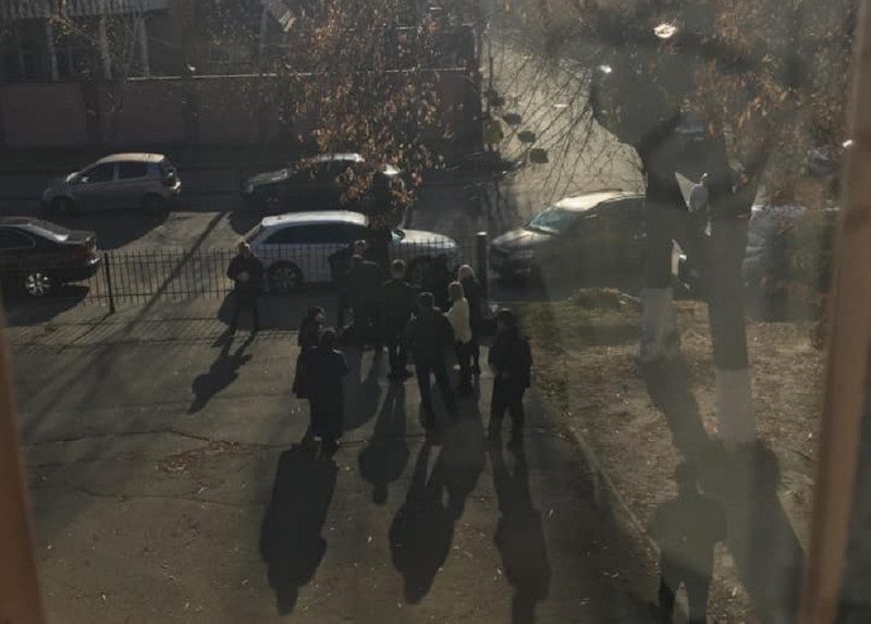 В Киеве устроили стрельбу у здания суда, есть раненый