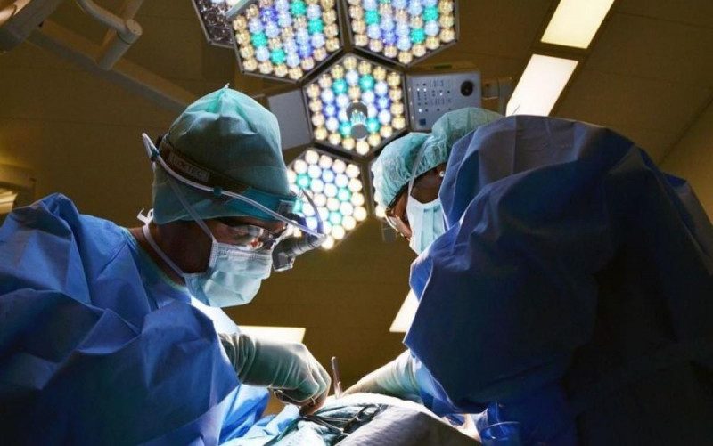 Страшні болі: у жінки дістали катетер, який після операції "забули" лікарі