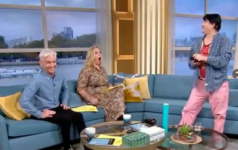 Актер с "самым большим мужским достоинством в мире" показал свой половой орган в эфире утреннего шоу