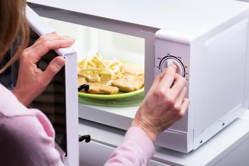 Топ-5 продуктів, які категорично не можна підігрівати в мікрохвильовці