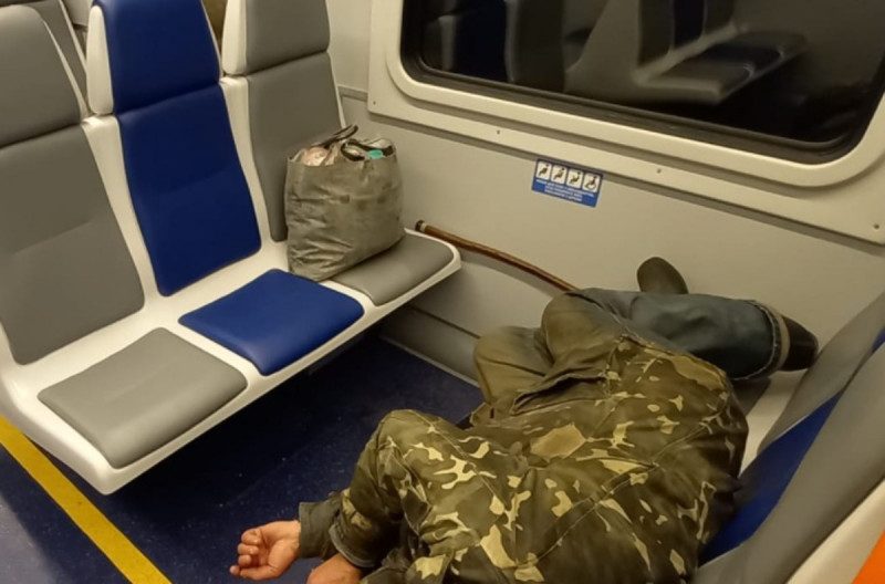 "Немає культури": поведінка пасажирів у новій електричці від Укрзалізниці обурила українців