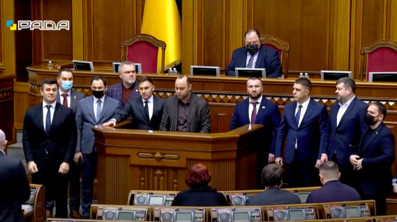 Конфуз в прямом эфире: "слуга народа" выругался прямо на трибуне Рады