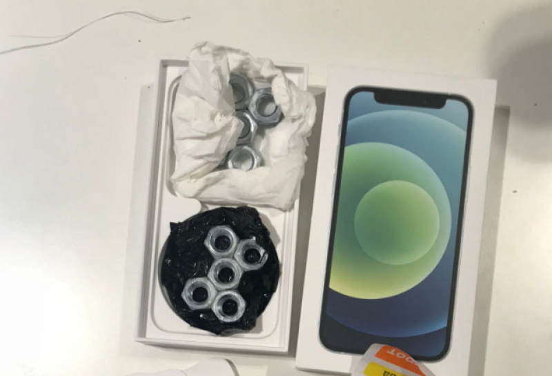 Украинка купила в известном магазине коробку с гайками вместо нового iPhone