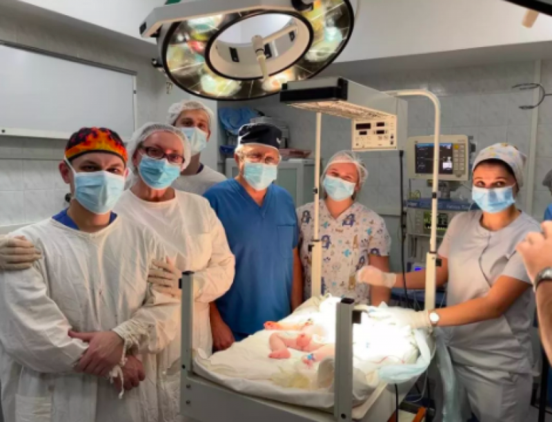 Вдвічі більше голови: в Україні немовляті видалили величезну пухлину