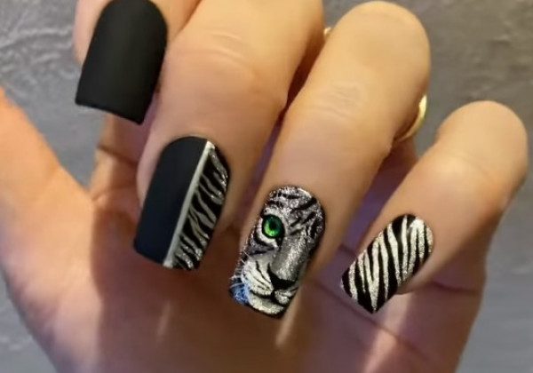 Гарний чорний манікюр на Новий рік 2022