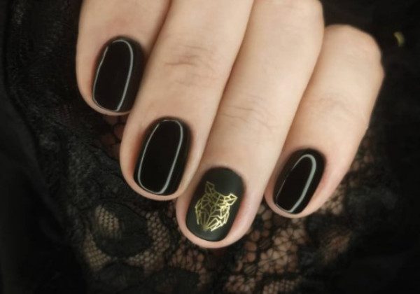 Гарний чорний манікюр на Новий рік 2022