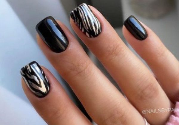 Гарний чорний манікюр на Новий рік 2022