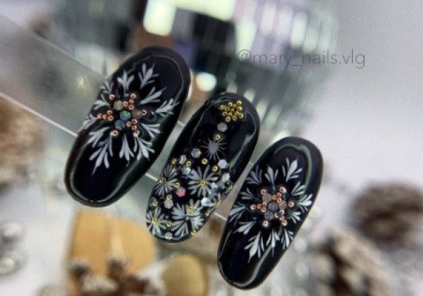 Гарний чорний манікюр на Новий рік 2022