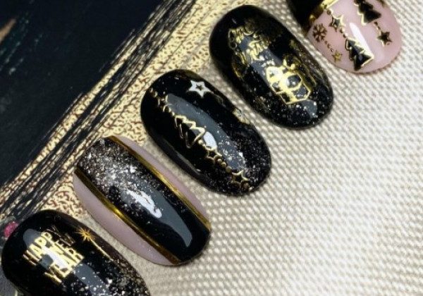 Гарний чорний манікюр на Новий рік 2022