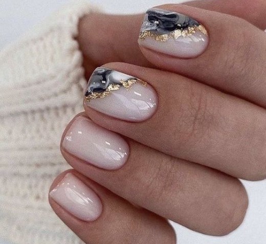 Манікюр на Новий рік 2022 на короткі нігті