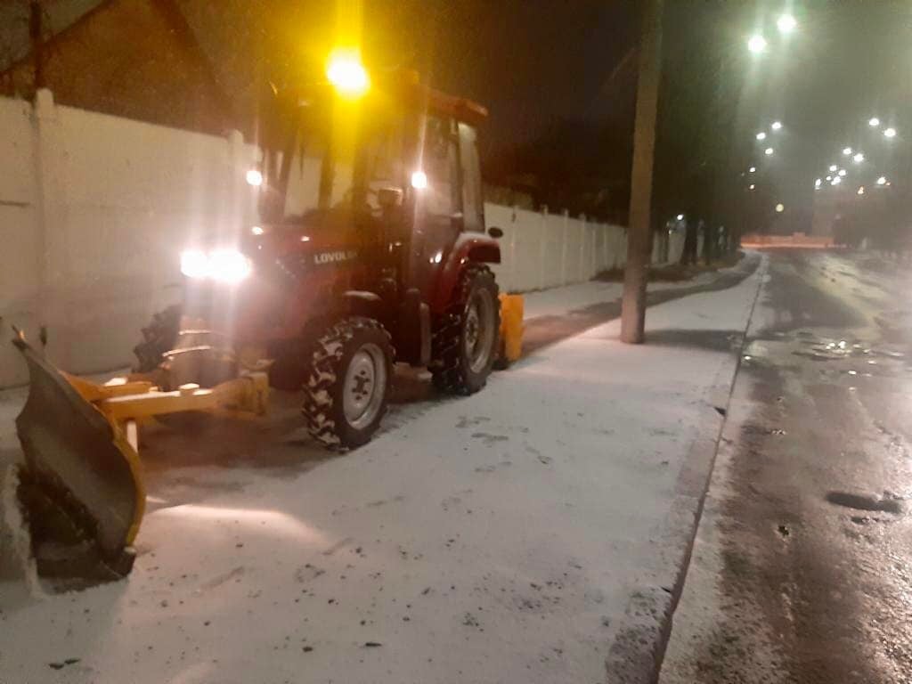 Коммунальщики расчищают дороги в Киеве от снега