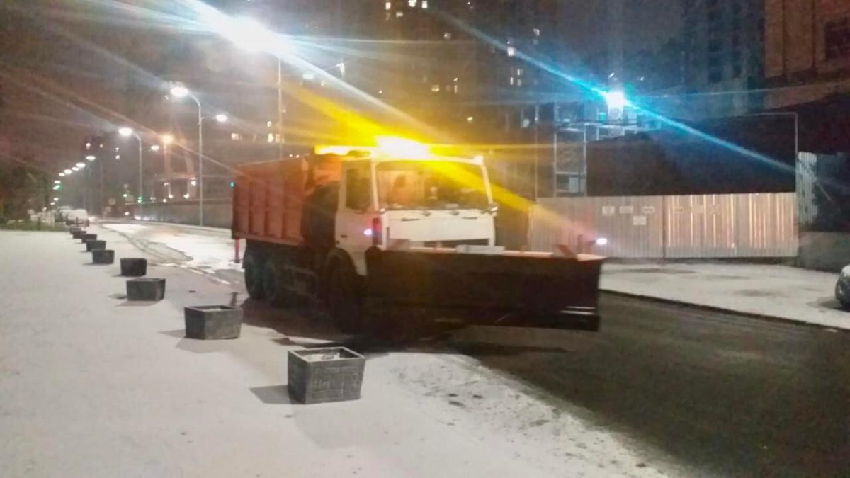 Коммунальщики расчищают дороги в Киеве от снега