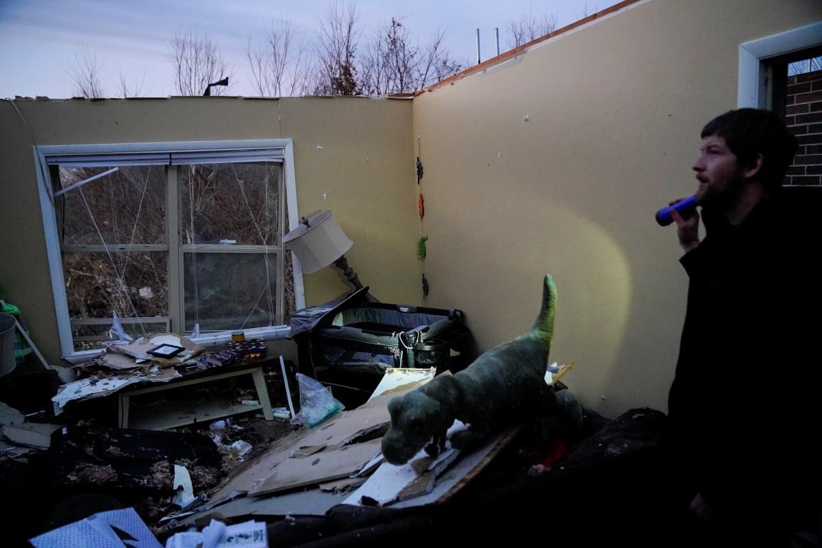В американском штате Кентукки мощнейший торнадо сровнял с землей дома, погибли не менее 100 человек