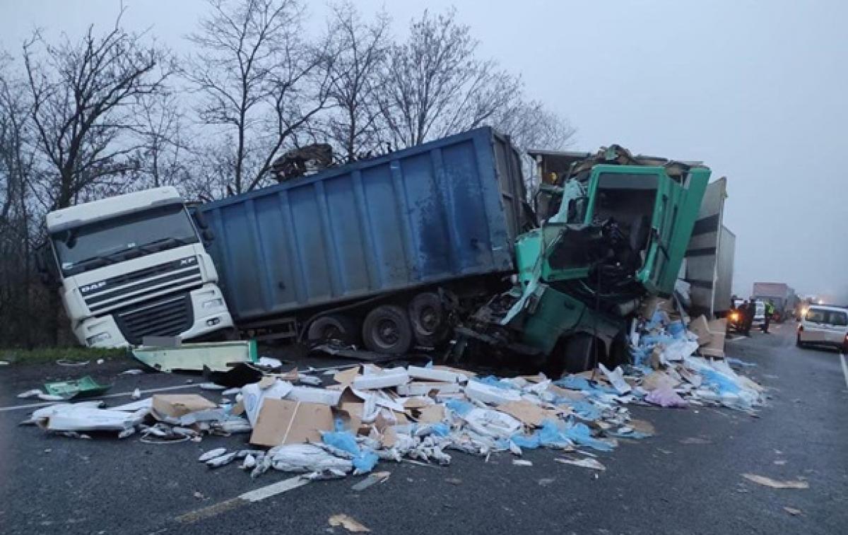 Под Николаевом случилось страшное ДТП: грузовик разнесло по всей дороге