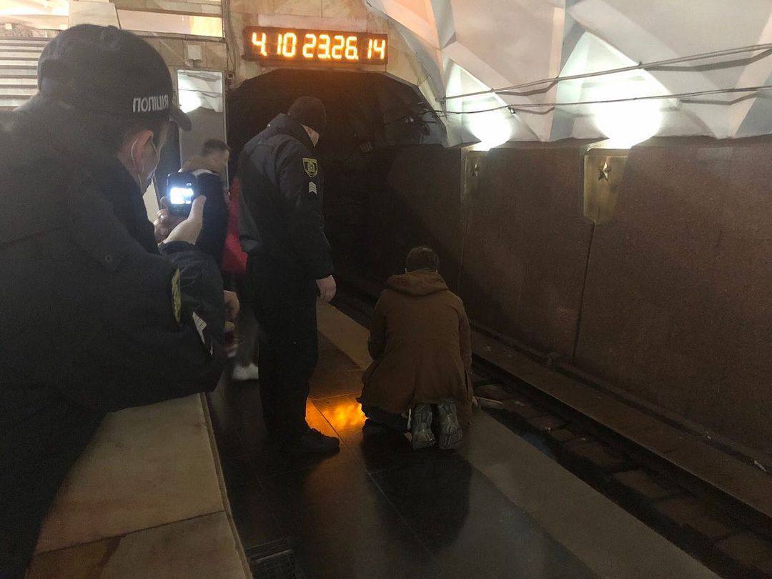 Просидел на рельсах 15 часов: в метро Харькова спасли котенка