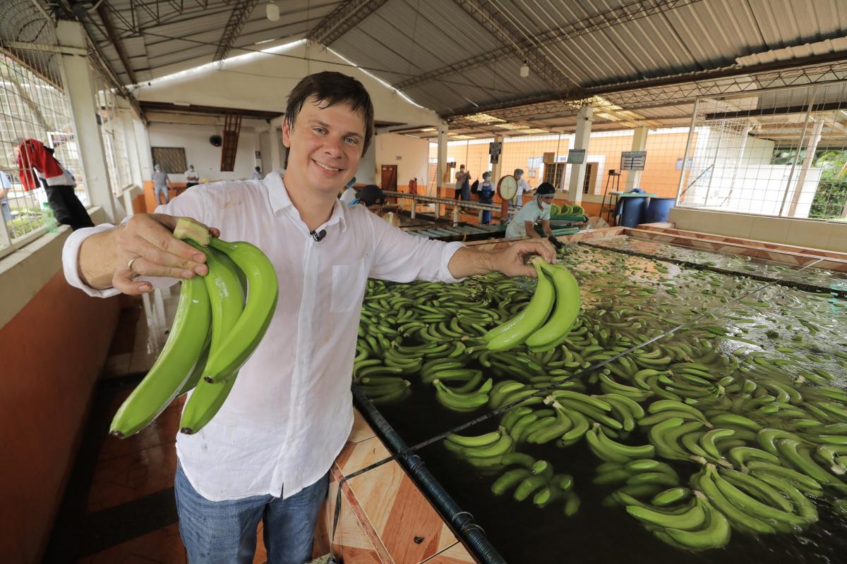 Мир Наизнанку. Эквадор: Дмитрий Комаров покажет, как выращивают бананы для экспорта и чем они опасны