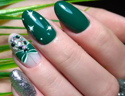 Зеленый маникюр на Новый год 2022 Зеленый маникюр на Новый год 2022