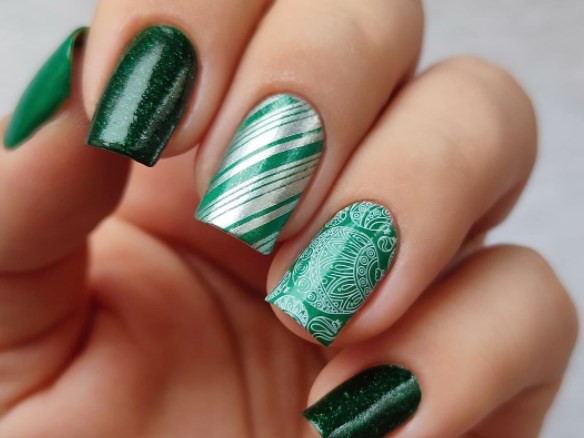 Зеленый маникюр на Новый год 2022 Зеленый маникюр на Новый год 2022