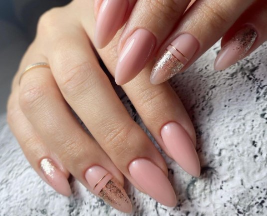 Нюдовий манікюр на Новий рік 2022