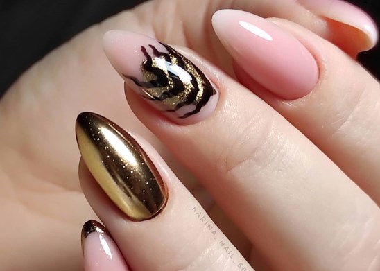 Нюдовий манікюр на Новий рік 2022