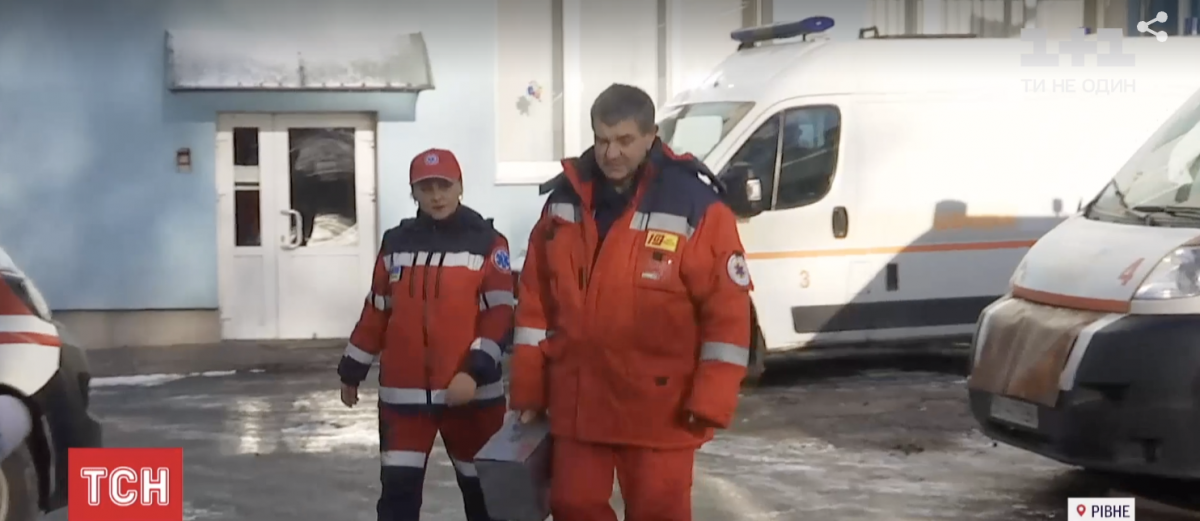 Черепно-мозкова травма та розхитані зуби: у Рівному побили фельдшера швидкої, який приїхав на виклик