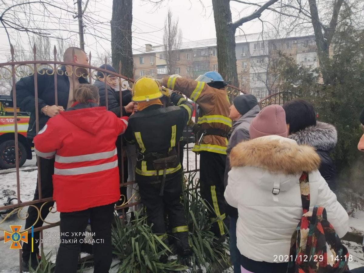 У Мелітополі через ожеледь підліток послизнувся і пробив руку гострим парканом У Мелітополі через ожеледь підліток послизнувся і пробив руку гострим парканом