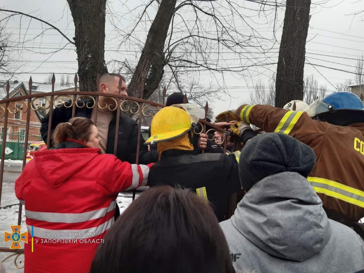 У Мелітополі через ожеледь підліток послизнувся і пробив руку гострим парканом У Мелітополі через ожеледь підліток послизнувся і пробив руку гострим парканом