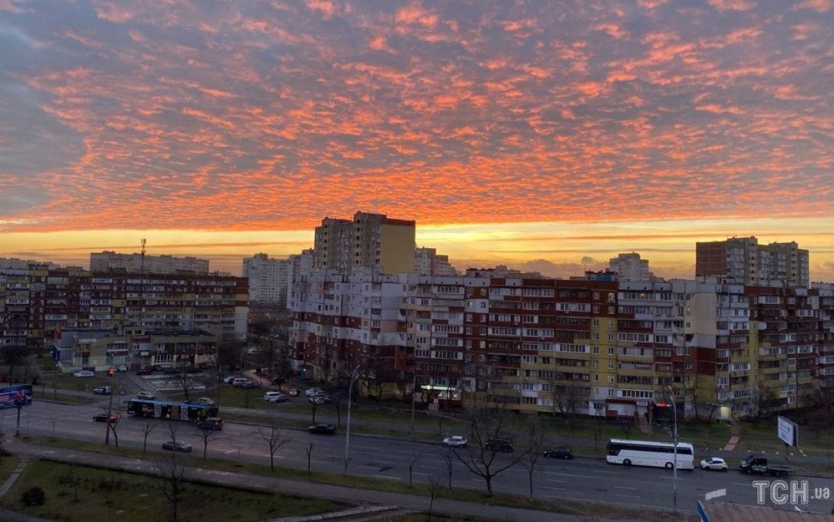 Захватывающее зрелище: небо над Киевом поразило невероятными окрасом