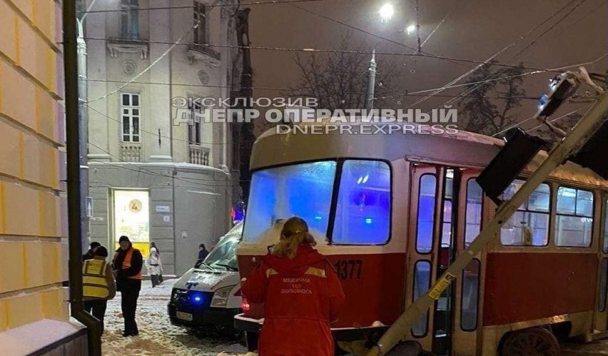 В Днепре трамвай сошел с рельсов и насмерть сбил женщину-пешехода