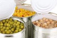 Чому не потрібно викидати рідину від консервованого горошку та як її використовувати