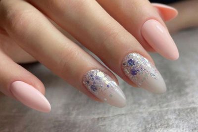 Найніжніший новорічний манікюр 2022, який милуватиме око і грітиме душу