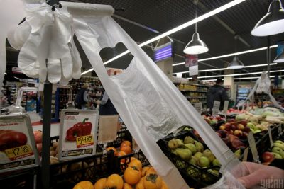 Безкоштовно тепер не можна: в Україні магазини почали продавати тонкі пакети для продуктів