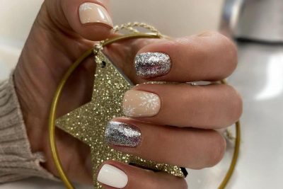 Найгарніший новорічний манікюр з блискітками 2022, який перетворить вас на зірку вечора
