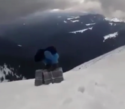 У Мережі з'явилося відео, як українці тягнуть тонни 'сигаретної контрабанди' через засніжені Карпати