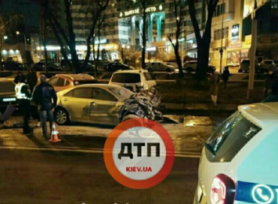 Летів на шаленій швидкості: у Києві водій розбив більше десятка авто і втік