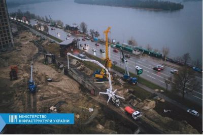 У Києві за програмою Зеленського цілодобово і без вихідних добудовують Дарницький міст